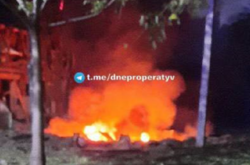 Крики людей и горящие авто: кадры первых минут после удара по Днепру