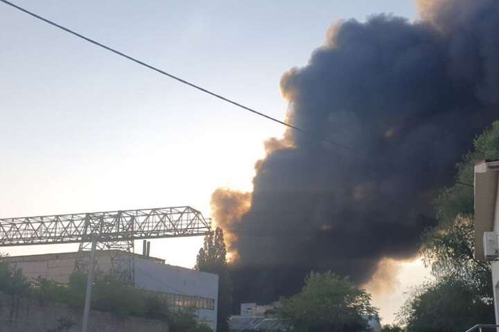 На складі в Одесі масштабна пожежа: фото наслідків ракетного удару
