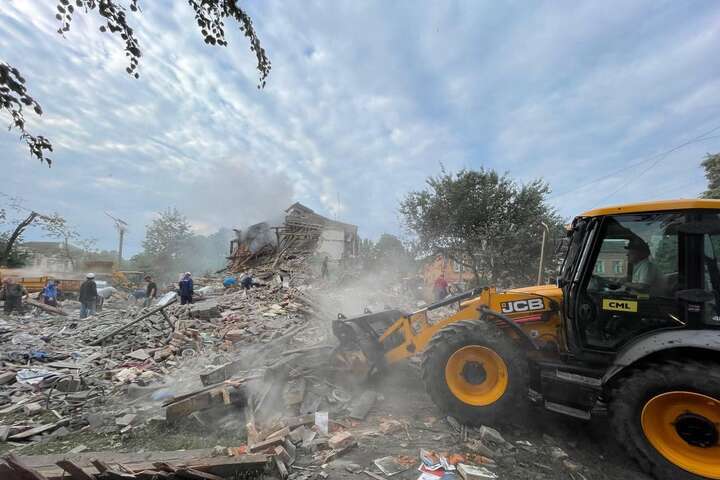 Масштабні руйнування та жертви: окупанти вдарили ракетами по Чугуєву (фото)