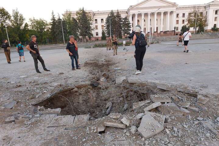 Выбиты окна, сорван асфальт: фото последствий ракетного удара по Краматорску