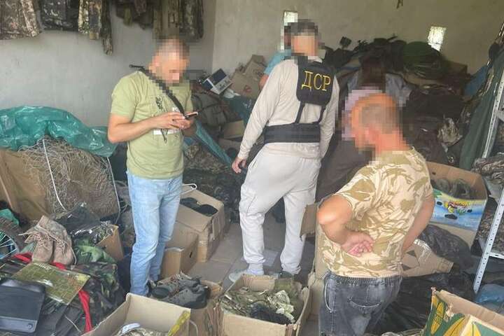  Правоохоронці затримали «волонтерів», які продавали гумдопомогу для ЗСУ