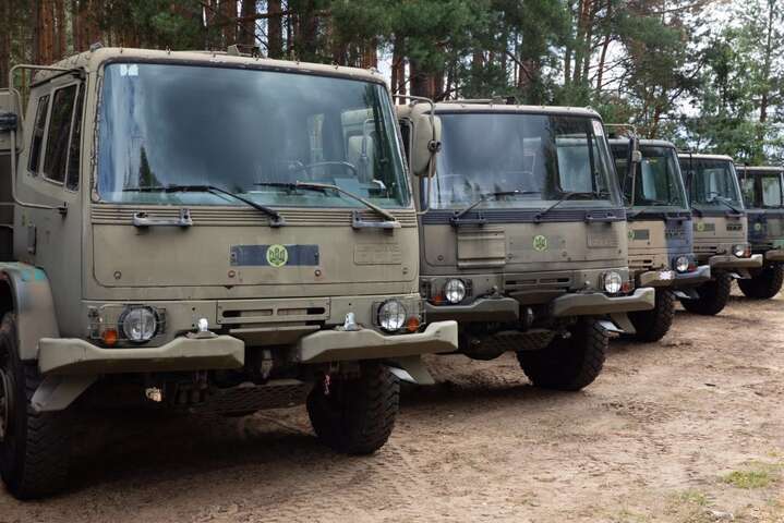 Порошенко на границе с Польшей показал британские грузовики для ВСУ
