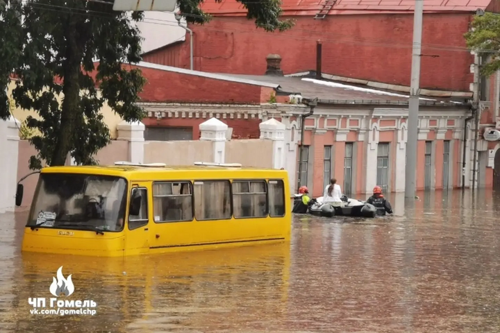 Злива затопила білоруське місто з російськими військовими (фото, відео)