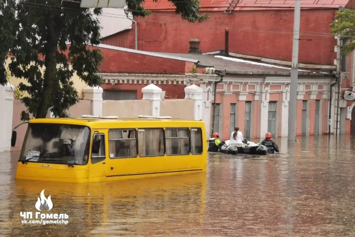 Ливень затопил белорусский город с российскими военными (фото, видео)