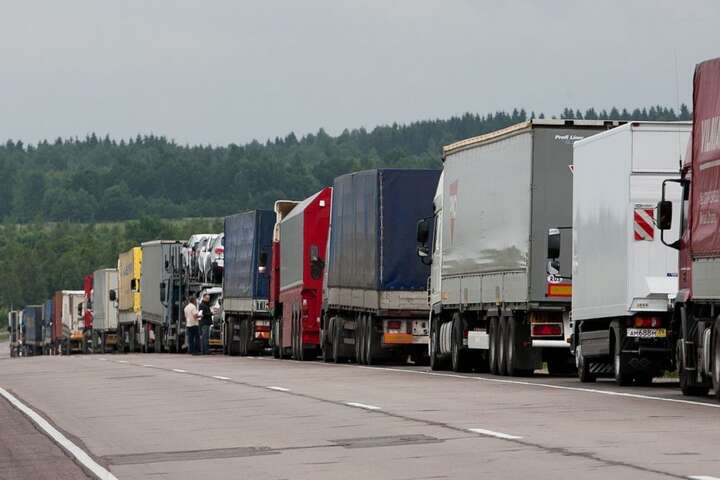 На кордоні Латвії та Росії стоять черги з понад тисячі вантажівок
