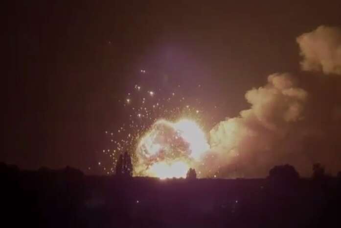 У Новій Каховці знову лунають вибухи на ворожих складах (відео)