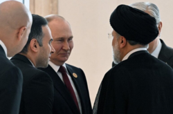 Президент Росії Володимир Путін розмовляє з президентом Ірану Ебрагімом Раїсі під час шостого каспійського саміту в Ашгабаді