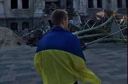 Юнак приніс український прапор до драмтеатру в окупованому Маріуполі (фото)