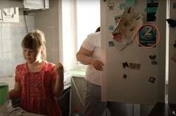 Кадр дня. Родина вбитого окупанта випадково «засвітила» холодильник з України (відео)