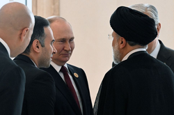 Президент России Владимир Путин разговаривает с президентом Ирана Эбрагимом Раисе во время шестого каспийского саммита в Ашхабаде