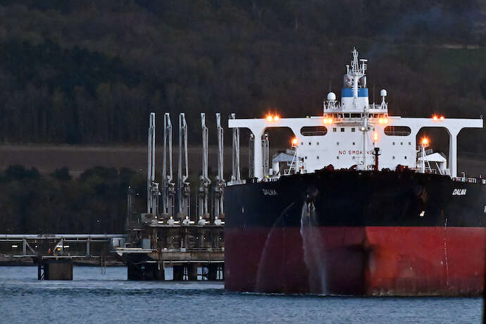 Європейські танкери намагаються возити російську нафту до того, як почнуть діяти санкції