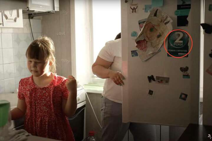 Кадр дня. Семья убитого оккупанта случайно «засветила» холодильник из Украины (видео)