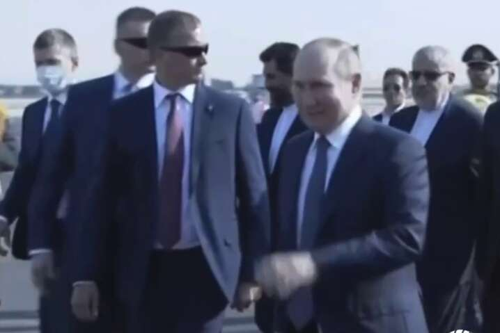 Путин в Иране. Телохранители подтирают за диктатором ручку авто (видео)