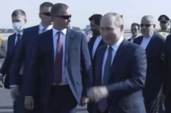 Путин в Иране. Телохранители подтирают за диктатором ручку авто (видео)