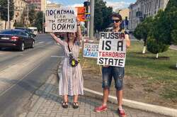 Під посольством РФ у Молдові проходять незвичні протести (фото)