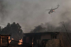 В Греции бушуют лесные пожары, эвакуированы сотни людей (фото)