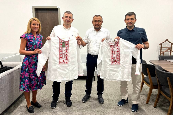 Українські дипломати подарували творцям Bayraktar ексклюзивні вишиванки (фото)