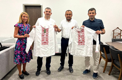 Українські дипломати подарували творцям Bayraktar ексклюзивні вишиванки (фото)