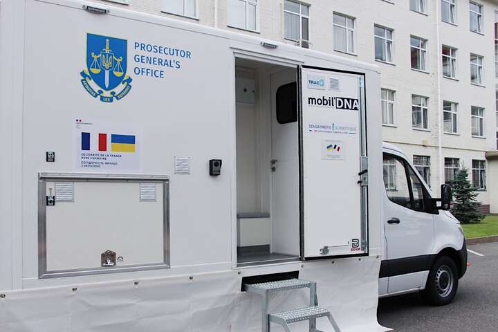 Франція передала Україні мобільну лабораторію ДНК (фото)