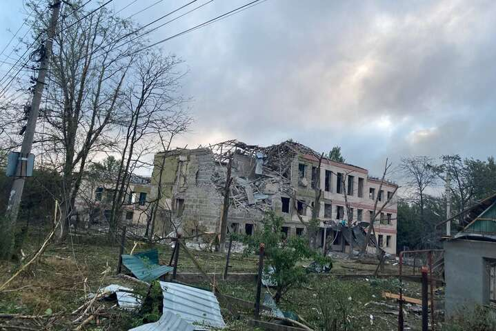 Обстрелы Донбасса продолжаются, рашисты разрушают предприятия и школы (фото)