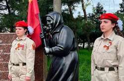 На Херсонщині окупанти взялися за молодь. Розвідка розкрила методи «виховання» 