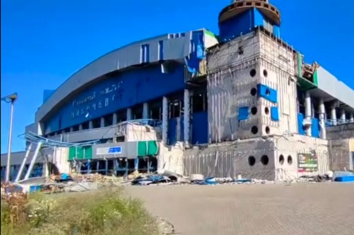 Найбільший критий стадіон України в Маріуполі: шокуючі кадри (відео)