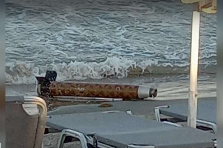 У Болгарії на пляжі туристи виявили фрагмент російської ракети (фото)