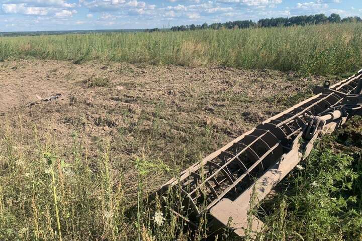 На Київщині на протитанковій міні підірвався трактор (фото)