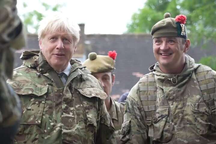 Борис Джонсон посетил украинских военных, которые тренируются в Великобритании (видео)