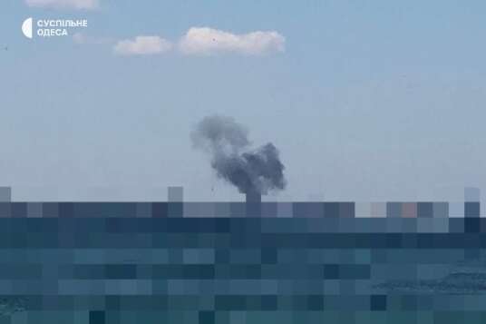 Над Одесою підіймається стовп диму - Після «зернової» угоди Росія вдарила по порту Одеси