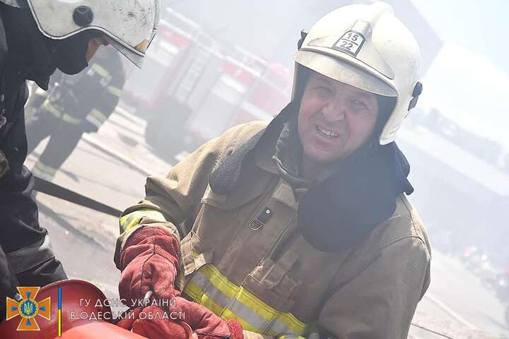Одеса: рятувальники показали, як гасили пожежу після обстрілу порту (фото, відео)