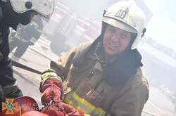Одеса: рятувальники показали, як гасили пожежу після обстрілу порту (фото, відео)