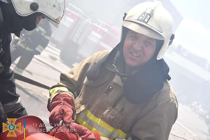Одесса: спасатели показали, как тушили пожар после обстрела порта (фото, видео)