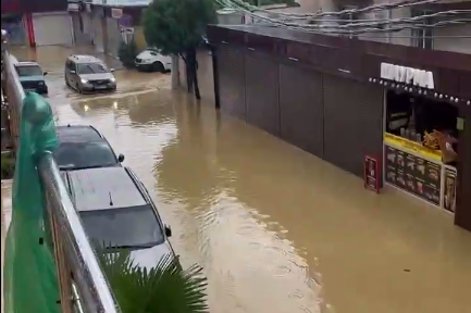 Машини плавають по вулицях: у Сочі пройшла потужна злива (відео)