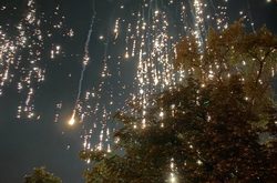 Нічний феєрверк: окупанти на Донеччині випустили в небо освітлювальні боєприпаси (відео)