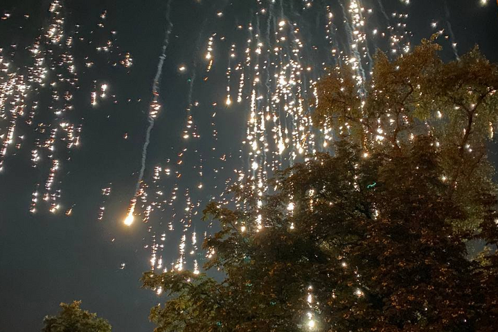 Ночной фейерверк: оккупанты в Донецкой области выпустили в небо осветительные боеприпасы (видео)