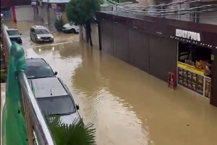 Машины плавают по улицам: в Сочи прошел мощный ливень (видео)
