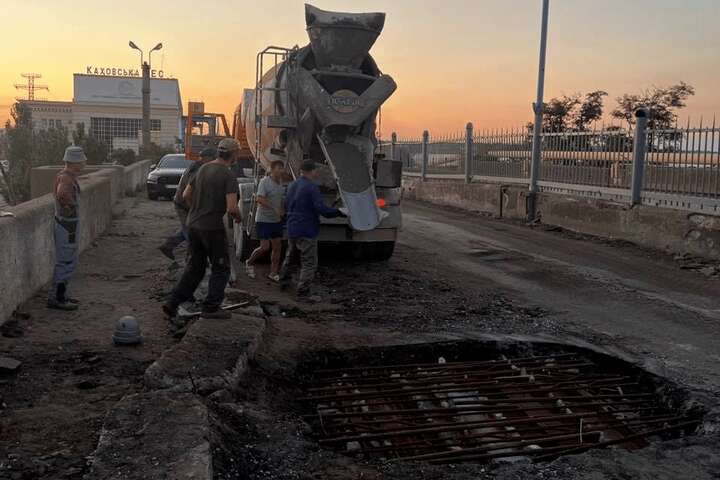 Окупанти уже ремонтують міст на Каховській ГЕС (фото)