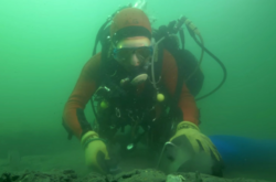 Водолазы, ответственные за находку, утверждают, что блоки прижали затонувший корабль ко дну канала