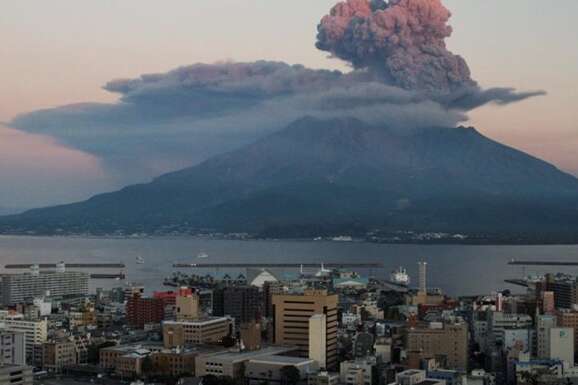 Япония ввела самый высокий уровень опасности из-за извержения вулкана