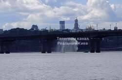 У Києві прорвало трубу на мості Патона (відео)