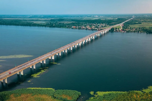 Антоновский мост пока не разрушен, его опоры цели