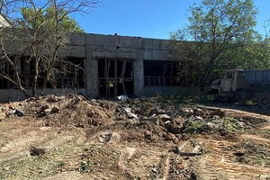 Наразі працівники адміністрації району та департаменту ЖКГ оглядають пошкодження