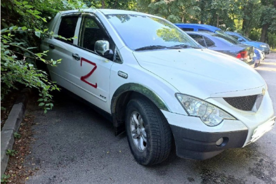 У російському Воронежі невідомі «прикрасили» десятки автівок символом «Z» (фото)