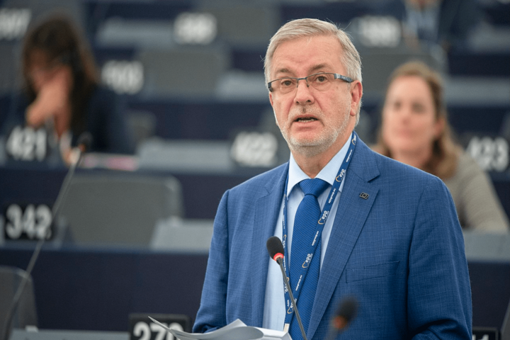 Німецький євродепутат закликає передати Україні конфісковані активи РФ