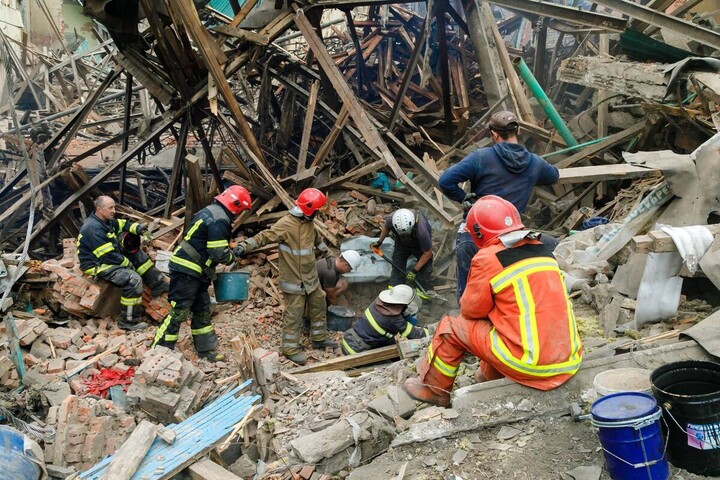 Рятувальники закінчили розбір завалів Будинку культури у Чугуєві (фото)