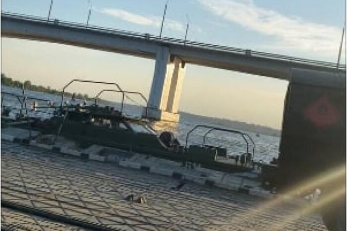 Окупанти взялися будувати переправу замість Антонівського мосту (фото)