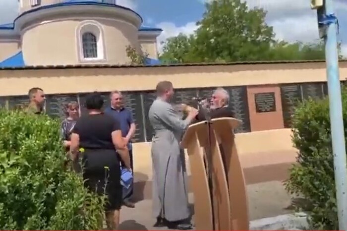 Московський батюшка вдарив хрестом священника ПЦУ на похороні солдата (відео)