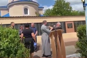 Піп зірвав хрест з настоятеля і намагався використати свій хрест як знаряддя для побоїв