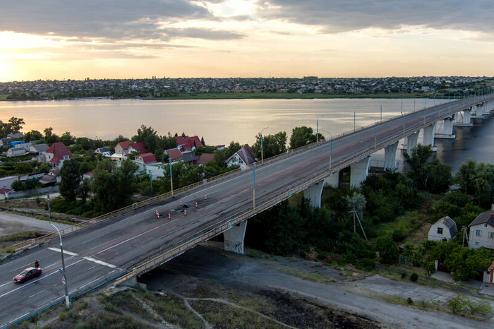 Оккупанты взялись строить переправу вместо Антоновского моста (фото)